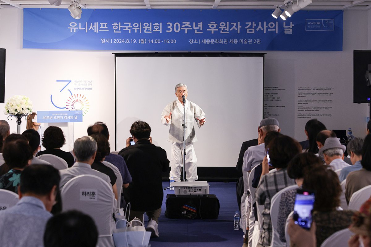 세종문화회관에서 진행 중인 ‘유니세프 한국위원회 설립 30주년 사진전’에서 장사익 친선 대사가 감사의 노래를 전하고 있다. 유니세프 한국위원회 제공