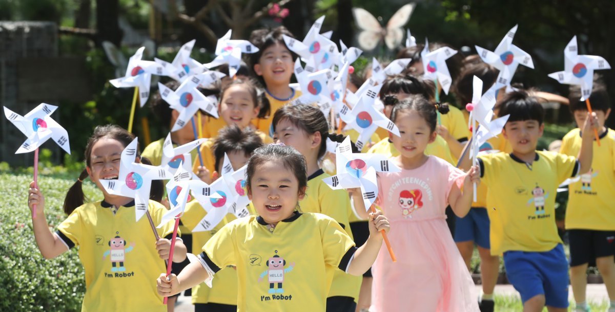 제79주년 광복절을 하루 앞둔 14일 부산진구청 어린이집 인근에서 원생들이 직접 만든 태극기 바람개비를 들어보이며 즐거워하고 있다. 뉴스1