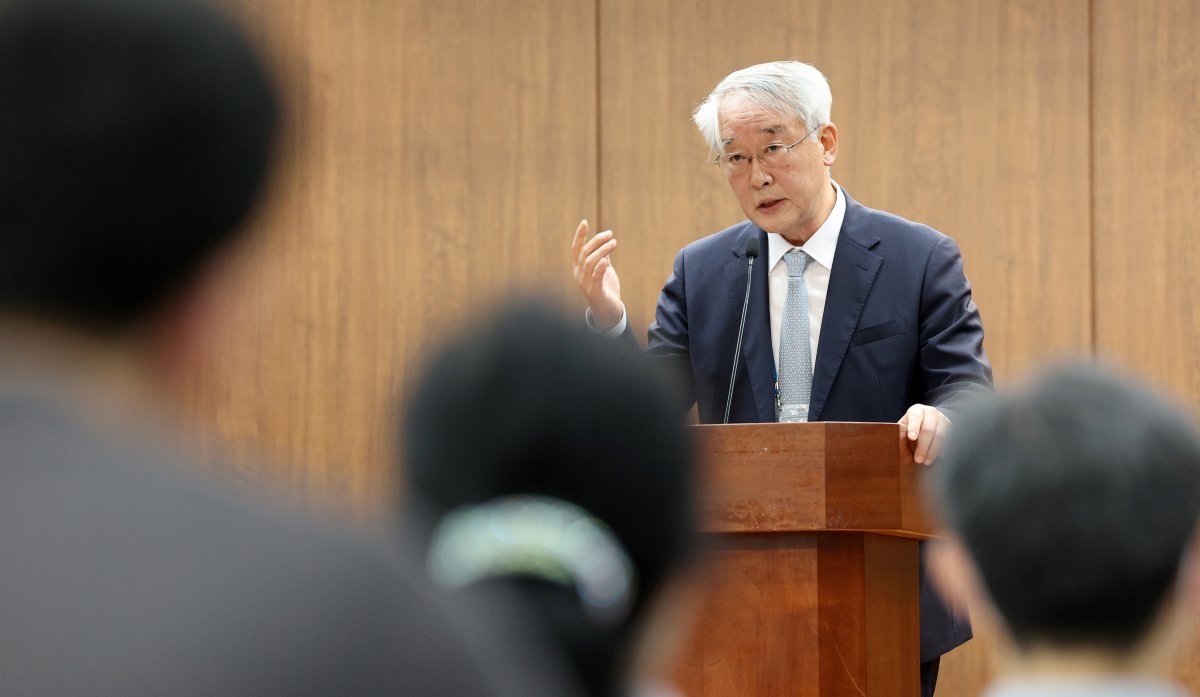 안덕선 한국의학교육평가원장이 30일 오후 서울 중구 은행회관에서 열린 ‘의대 입학정원 증원에 따른 주요변화평가 계획(안) 설명회’에서 인사말을 하고 있다. 뉴스1