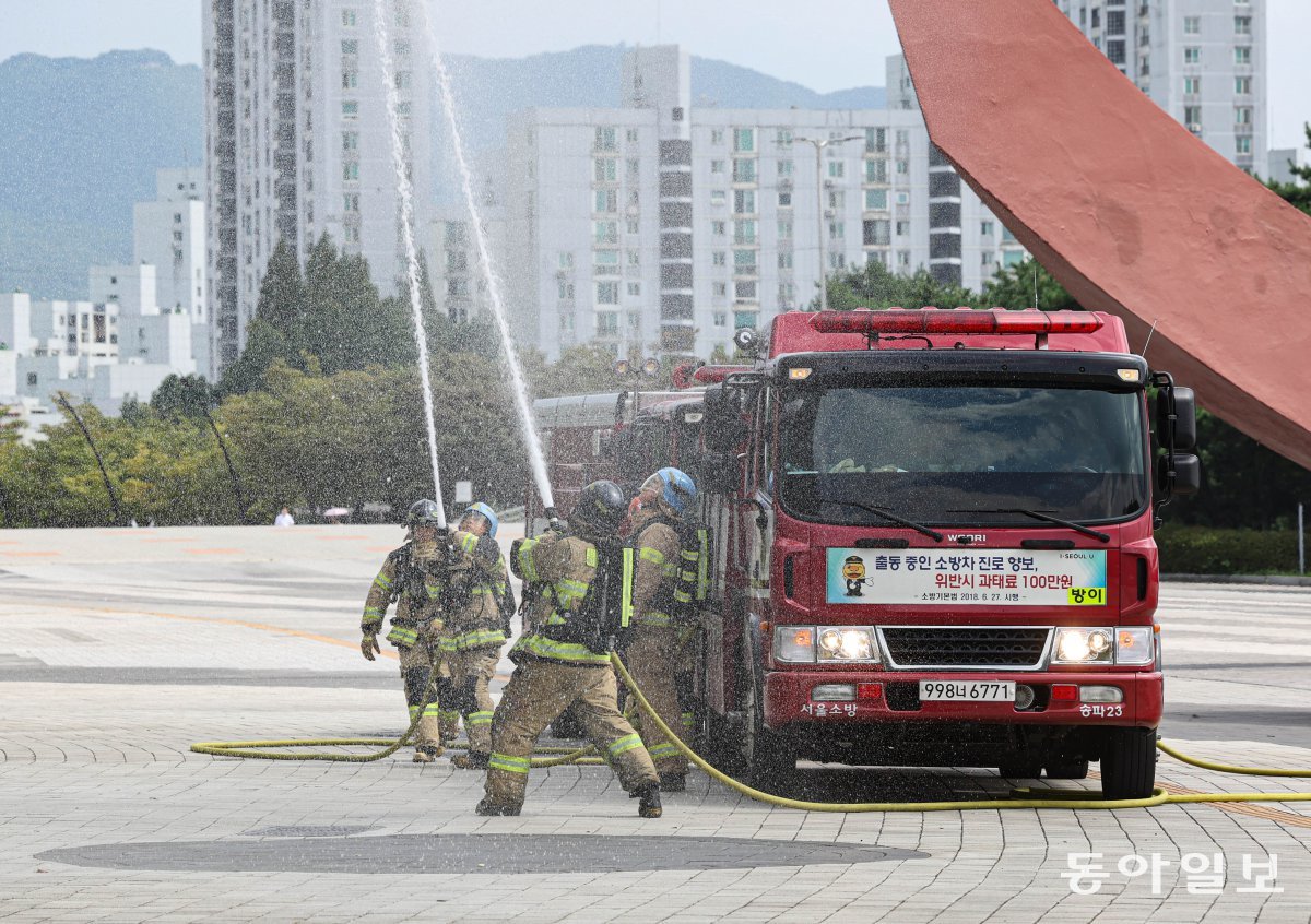 20일 오후 서울 송파구 올림픽체조경기장에서 열린 국가중요시설 합동 대테러훈련에서 소방관들이 화재 상황 가정하에 불을 끄고 있다. 이한결 기자 always@donga.com