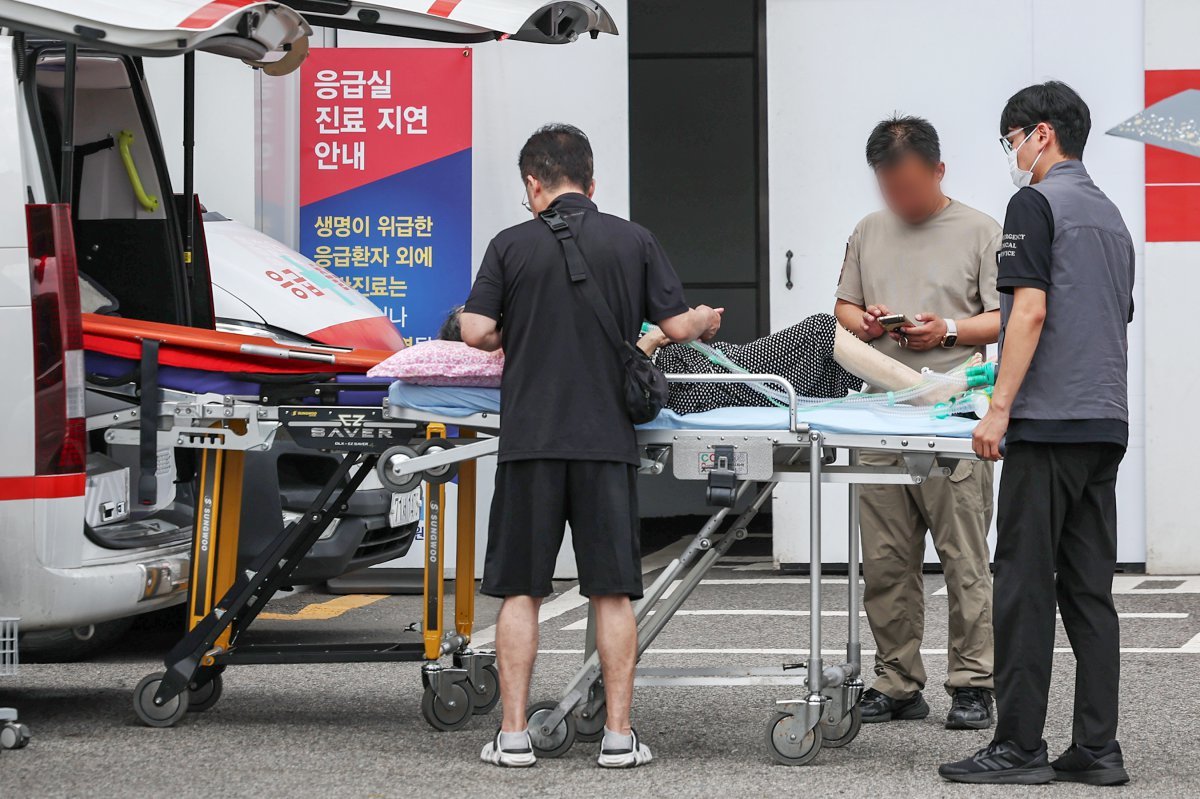 의정갈등 장기화와 신종 코로나바이러스 감염증(코로나19) 재확산 여파로 ‘응급실 뺑뺑이’ 현상이 벌어지고 있는 20일 서울의 한 대학병원 응급의료센터로 환자가 이송되고 있다. 2024.8.20/뉴스1