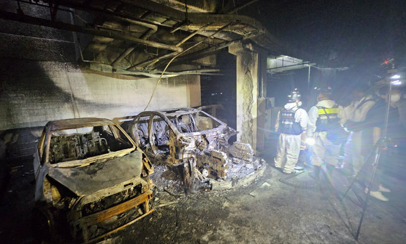 이달 2일 인천 서구 청라국제도시의 한 아파트 지하주차장에서 소방대원들이 전날 발생한 전기차 화재 현장을 조사하고 있다. 소방당국에 따르면 당시 차량 40여 대가 전소됐고 100여 대가 그을림 등 피해를 입었다. 인천=뉴스1