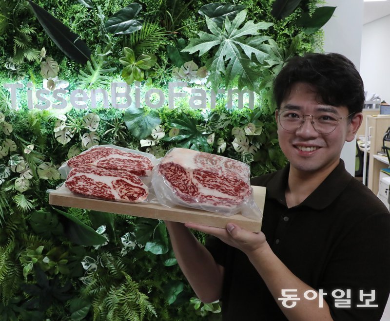 19일 한원일 티센바이오팜 대표가 경북 포항시의 본사 연구소에서 고기 세포를 길러 만든 덩어리 형태의 배양육을 소개하고 있다. 포항=이훈구 기자 ufo@donga.com