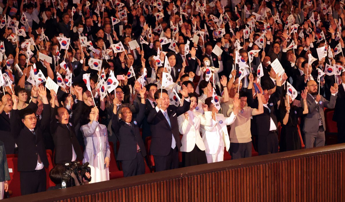 윤석열 대통령이 15일 서울 세종문화회관 대극장에서 개최된 제79주년 광복절 경축식에서 참석자들과 함께 만세 삼창을 하고 있다. 대통령실사진기자단·장승윤 기자 tomato99@donga.co