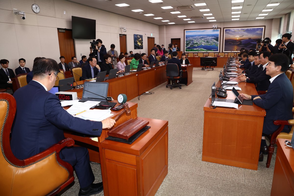 맹성규 국회 국토교통위원장이 3일 오후 서울 여의도 국회 국토교통위원회에서 열린 국토교통위원회 4차 전체회의에서 개의를 알리며 의사봉을 두드리고 있다. 2024.7.3/뉴스1