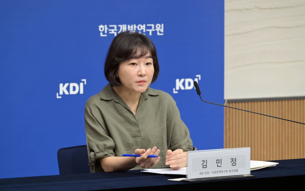 김민정 KDI 연구위원이 21일 정부세종청사에서 ‘온라인 플랫폼의 자사우대에 대한 경쟁정책 방향’ 보고서를 발표하고 있다. (KDI 제공)