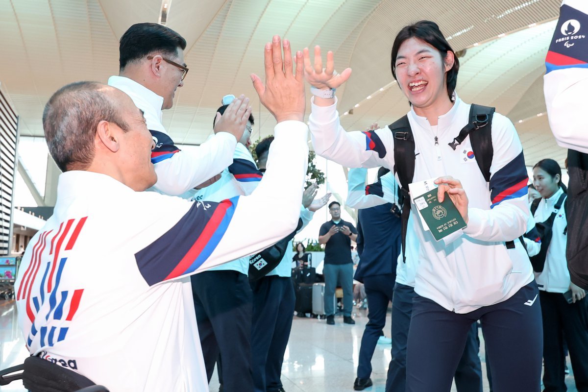 대한민국 파리 패럴림픽 펜싱 대표팀 권효경이 21일 오전 인천국제공항을 통해 프랑스로 출국하며 배동현 선수단장과 하이파이브를 하고 있다. 우리나라는 이번 대회에 17개 종목에 선수 83명, 임원 94명을 파견한다. 2024.8.21 뉴스1