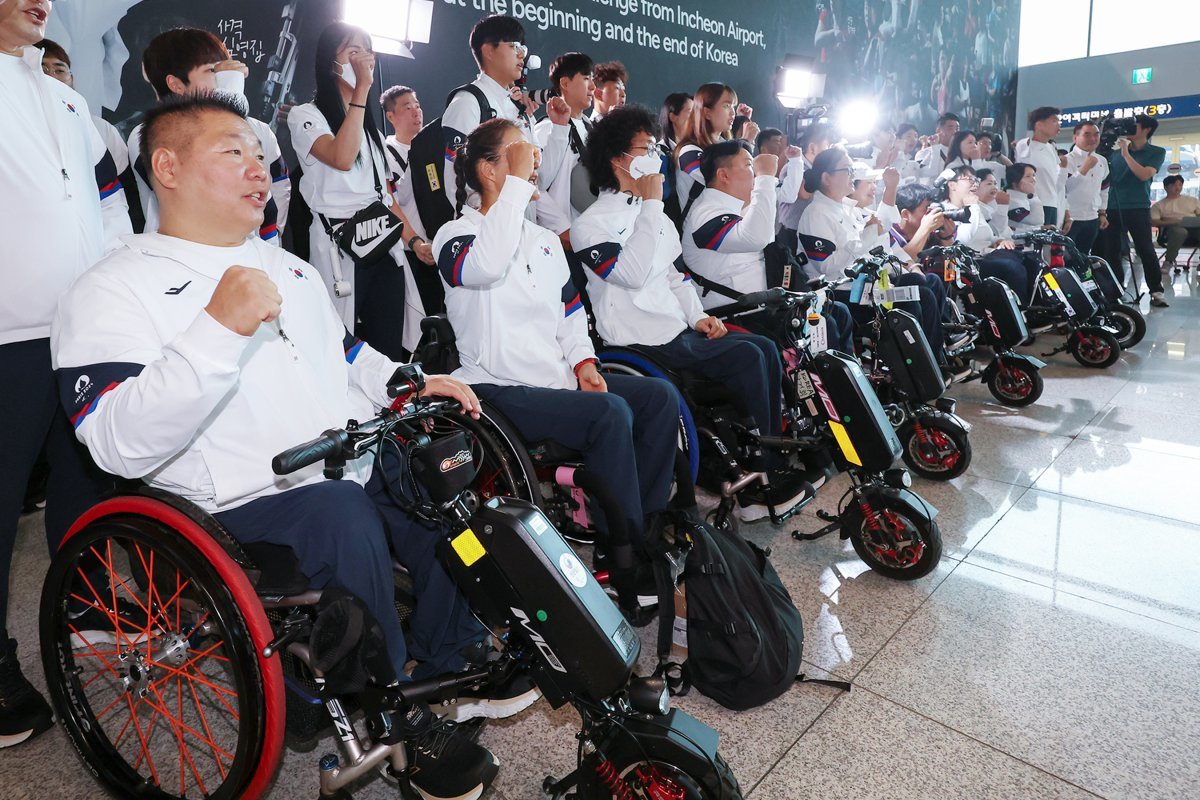 대한민국 파리 패럴림픽 출전 선수단이 21일 오전 인천국제공항에서 프랑스로 출국하기 앞서 기념촬영을 하고 있다. 우리나라는 이번 대회에 17개 종목에 선수 83명, 임원 94명을 파견한다. 2024.8.21 뉴스1