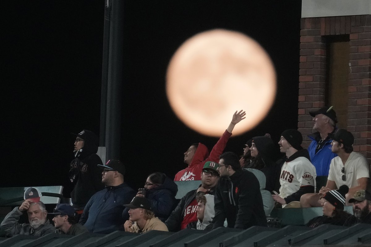 A superlua flutua durante o jogo de beisebol entre o San Francisco Giants e o Chicago White Sox, realizado no Oracle Park, em São Francisco, EUA, no dia 19 (horário local). Notícias AP