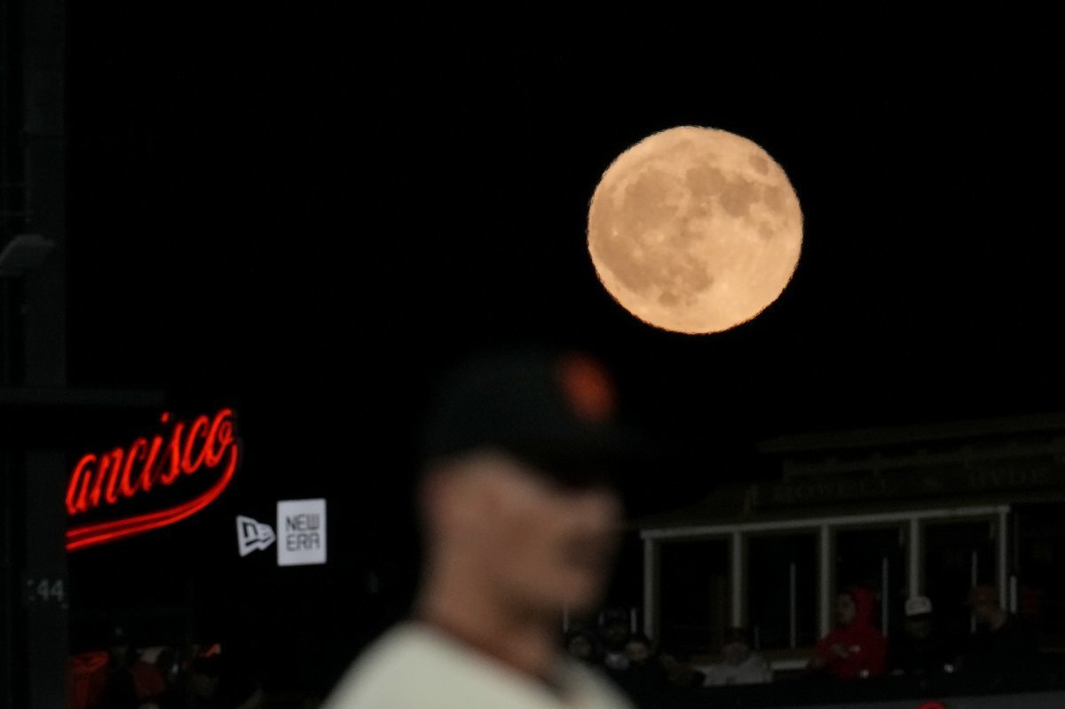 A superlua flutua durante o jogo de beisebol entre o San Francisco Giants e o Chicago White Sox, realizado no Oracle Park, em São Francisco, EUA, no dia 19 (horário local). Notícias AP