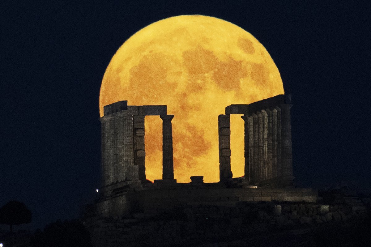 No dia 19 (hora local), uma superlua surge atrás do Templo de Poseidon, em Atenas, na Grécia. Notícias AP