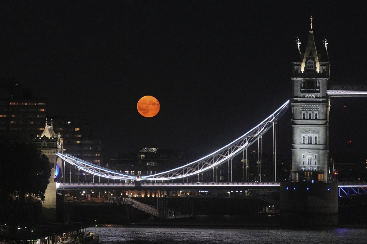 Uma superlua surge sobre a Tower Bridge, em Londres, Inglaterra, no dia 20 (horário local). Notícias AP