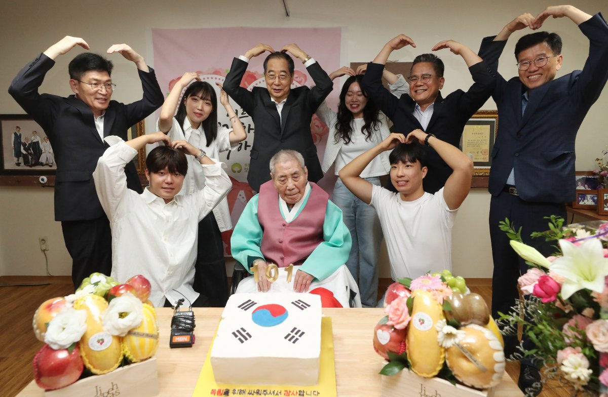 (수원=뉴스1) 김영운 기자 = 한덕수 국무총리가 21일 오후 경기 수원시 장안구 수원보훈원을 찾아 오성규 애국지사의 101세 생신을 축하하며 청년인턴들과 기념촬영을 하고 있다. 2024.8.21/뉴스1