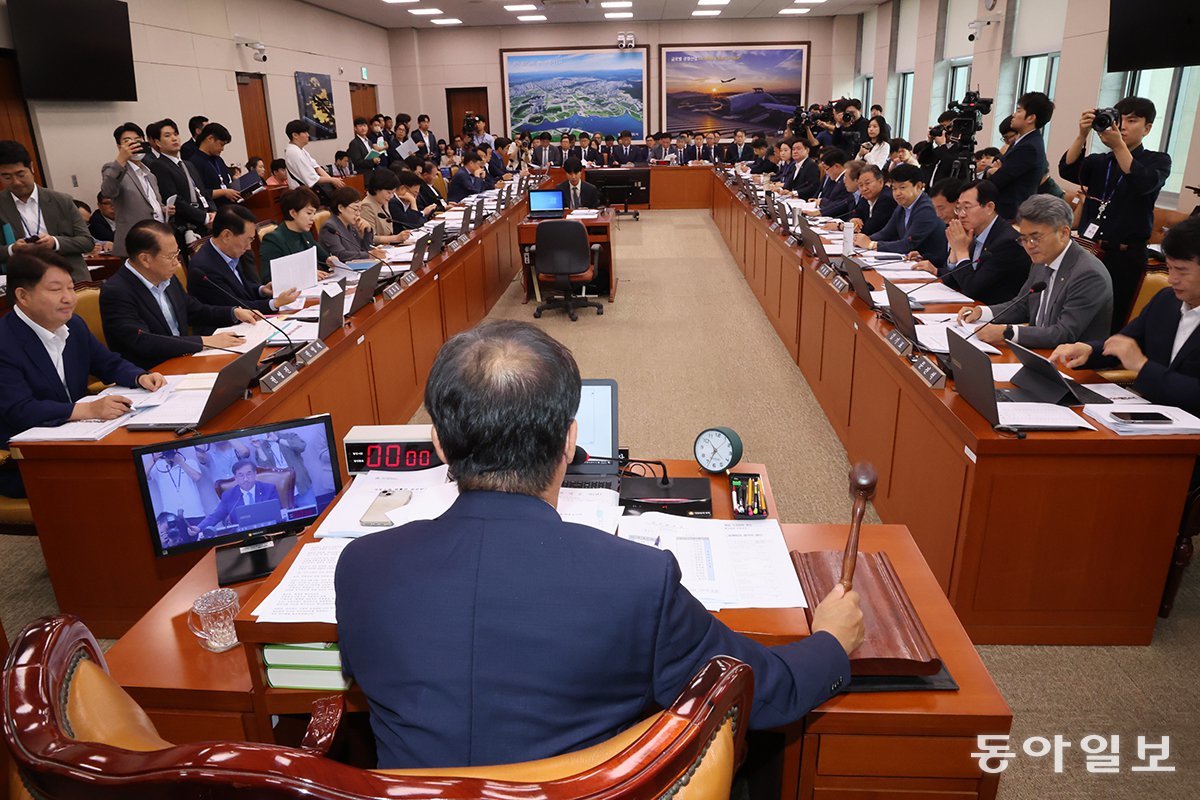 21일 오전 서울 여의도 국회에서 열린 국토교통위원회 전체회의에서 맹성규 위원장이 전세사기피해자 지원 및 주거안정에 관한 특별법 일부개정법률안을 처리하며 의사봉을 두드리고 있다. 장승윤 기자 tomato99@donga.com