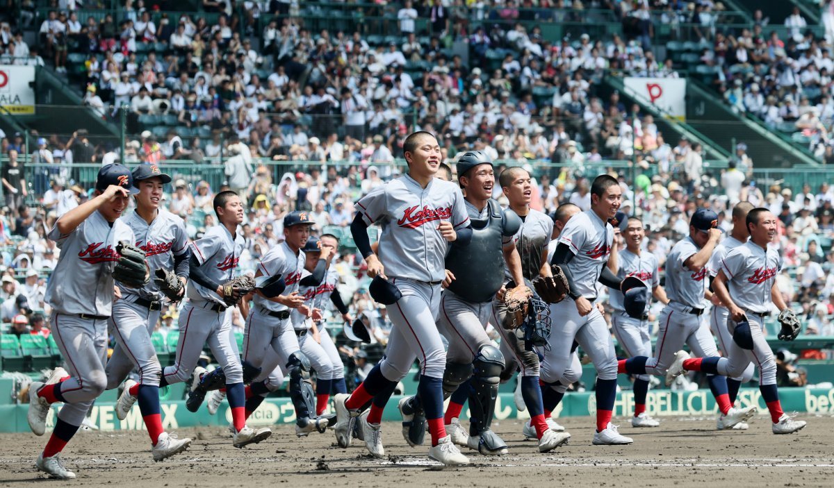 일본의 한국계 민족학교인 교토국제고 야구 선수들이 21일 효고현 니시노미야시 한신 고시엔 구장에서 열린 전국고교야구선수권대회(고시엔) 준결승전에서 역전승을 거둔 뒤 기뻐하고 있다. 아사히신문 제공