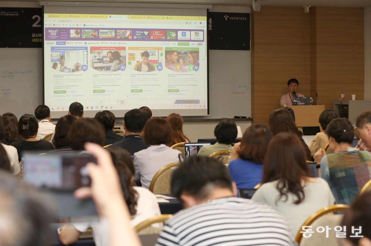 지난달 12일 오후 서울 광진구 세종대에서 서울시교육청 주최로 열린 ‘AI·디지털 러닝 페스티벌’에서 서울 백석초 천석경 교사가 ‘감마’ 애플리케이션(앱)을 활용해 PPT 제작 과정을 설명하고 있다. 변영욱 기자 cut@donga.com