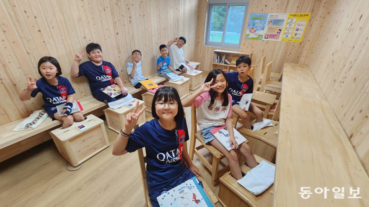 21일 전북 진안군 조림초교 학생들이 교내 ‘스파실’에서 건식 족욕을 하며 환하게 웃고 있다. 아이들은 일주일에 한 번씩 족욕을 하며 면역력을 키우고 있다. 진안=박영민 기자 minpress@donga.com