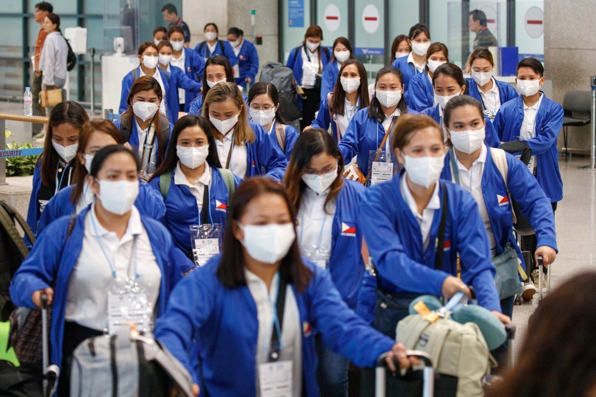 외국인 가사관리사 시범사업에 참여하는 필리핀 근로자들이 7일 오전 인천국제공항을 통해 입국하고 있다. 사진공동취재단