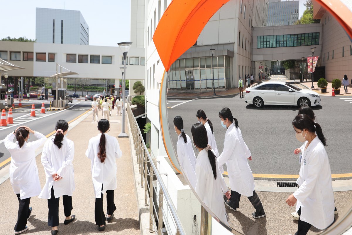 18일 서울의 한 대학병원에서 의료진이 발걸음을 옮기고 있다. 2024.4.18/뉴스1 ⓒ News1