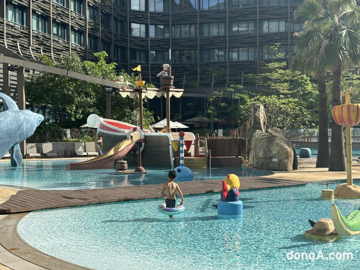 The outdoor swimming pool, which guests of the Marriott Ocean Park Hotel can freely use, is divided into three zones based on age. Photo = Reporter Hwang So-young fangso@donga.com