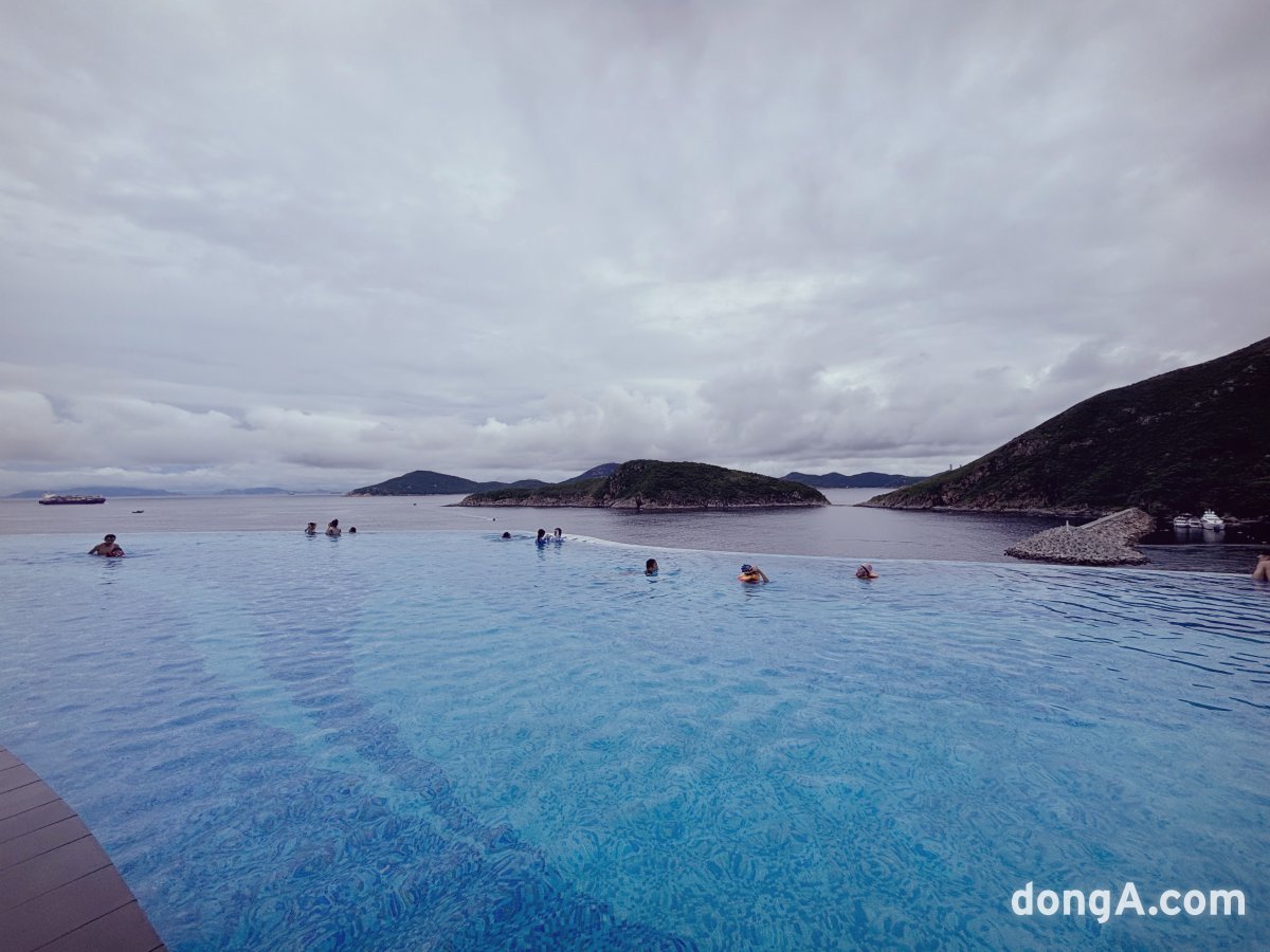 Infinity pool available for free use by guests staying at the Fullerton Ocean Park Hotel. Photo = Reporter Hwang So-young fangso@donga.com