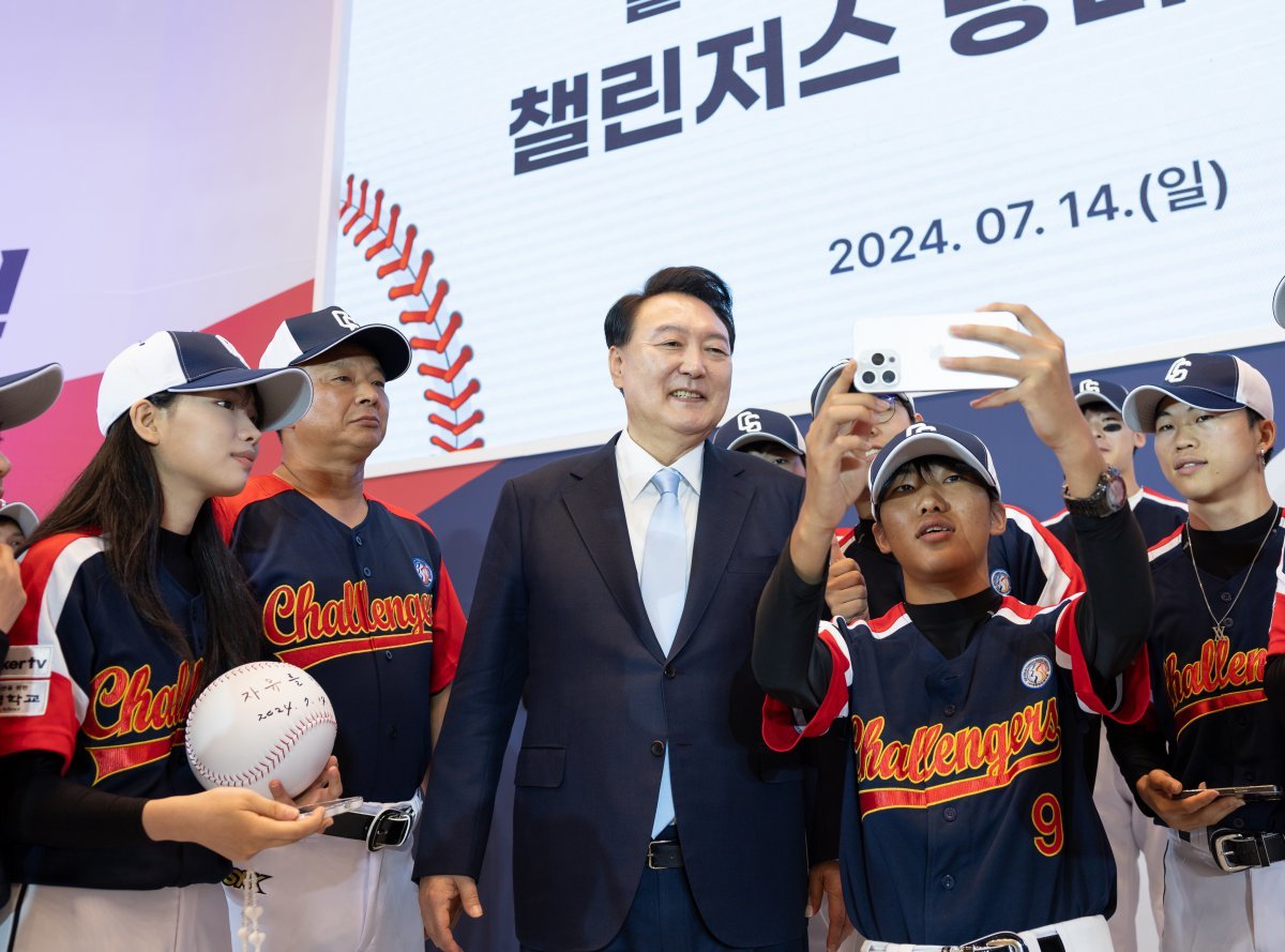 윤석열 대통령이 14일 청와대 영빈관에서 열린 탈북민 청소년 야구단 ‘챌린저스’의 미국 방문 출정식에서 야구단원들을 격려하며 기념촬영 하고 있다. (대통령실 제공) 2024.7.14