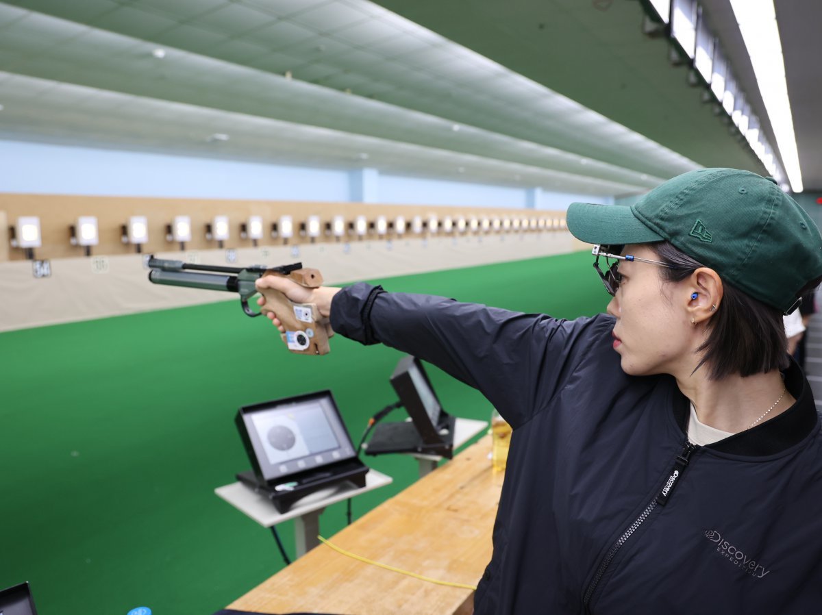 2024 파리올림픽 은메달리스트 김예지가 22일 전남 나주 전남국제사격장에서 열린 ‘제54회 봉황기 전국사격대회’에서 과녁을 조준하고 있다. 이날 경기에서 김예지는 공기권총 단체1위, 개인 1위를 기록했다. (대한사격연맹 제공) 2024.8.22/뉴스1