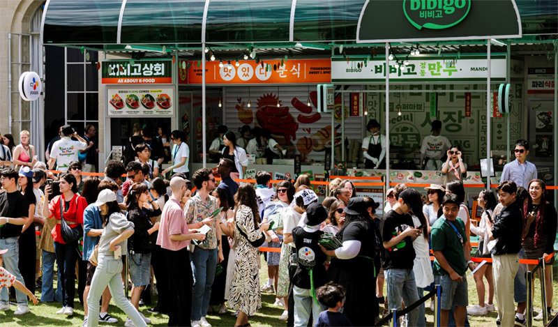 파리 올림픽 기간이었던 지난달 28일(현지 시간) CJ제일제당 ‘비비고 시장’ 부스에 현지 방문객들이 K푸드를 체험하기 위해 길게 줄을 서 있다. CJ제일제당 제공