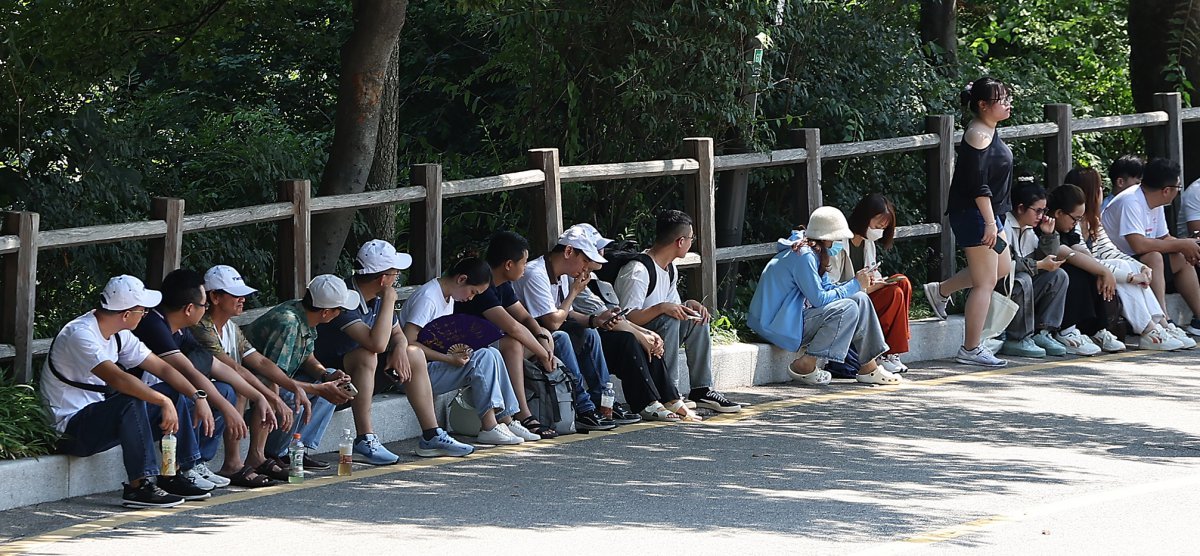 19일 서울 중구 남산을 찾은 외국인 관광객들이 그늘에서 휴식을 취하고 있다. 2024.8.19/뉴스1