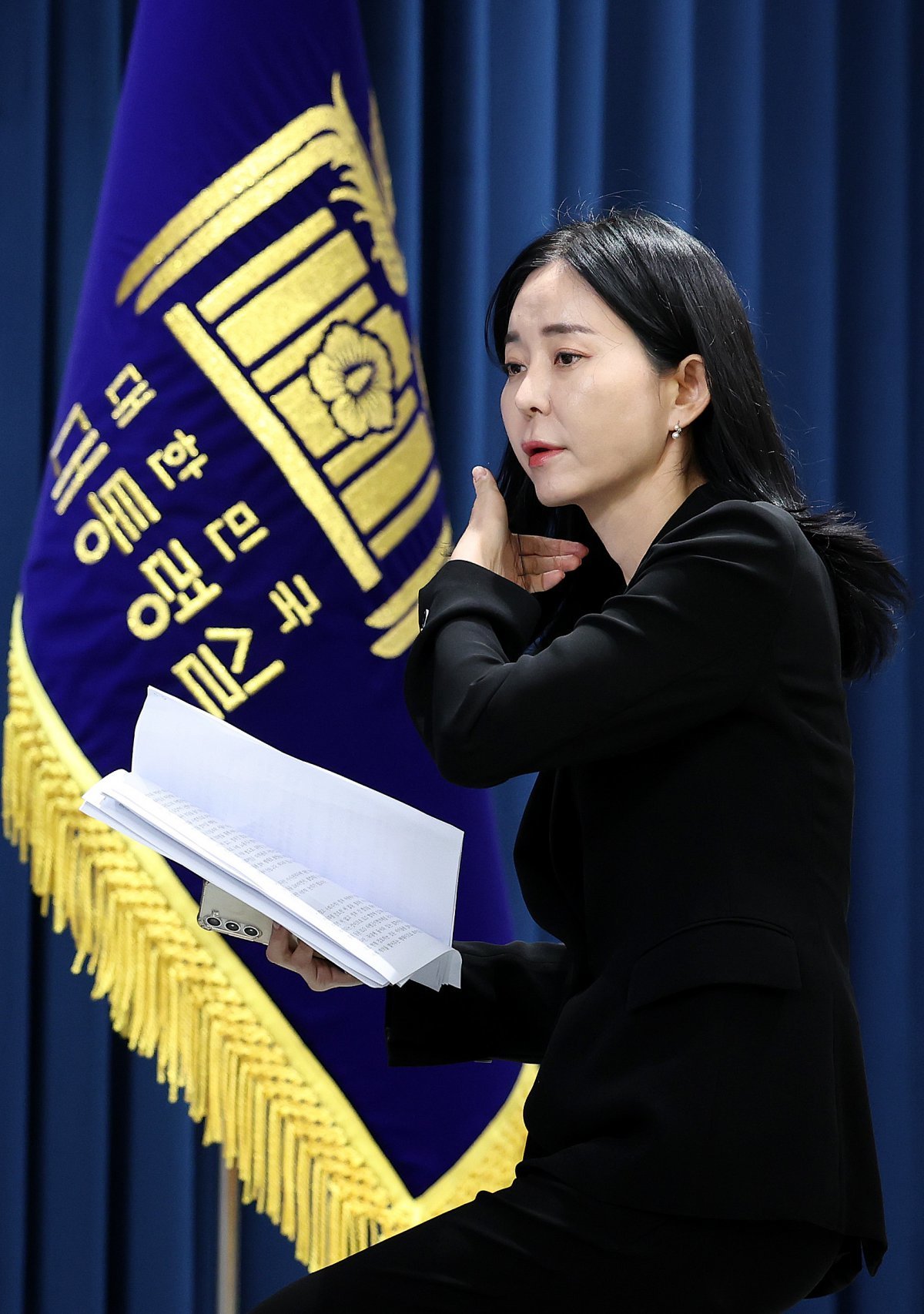 정혜전 대통령실 대변인이 23일 서울 용산 대통령실 청사 브리핑룸에서 현안 관련 브리핑을 위해 단상으로 향하고 있다. 정 대변인은 이날 “지난 1년 동안 우리 정부는 괴담과 싸워왔다“며 ”윤석열 정부는 괴담을 이겨낼 길은 오직 객관적이고 과학적인 검증 뿐이라고 믿었다“고 말했다. 2024.8.23/뉴스1