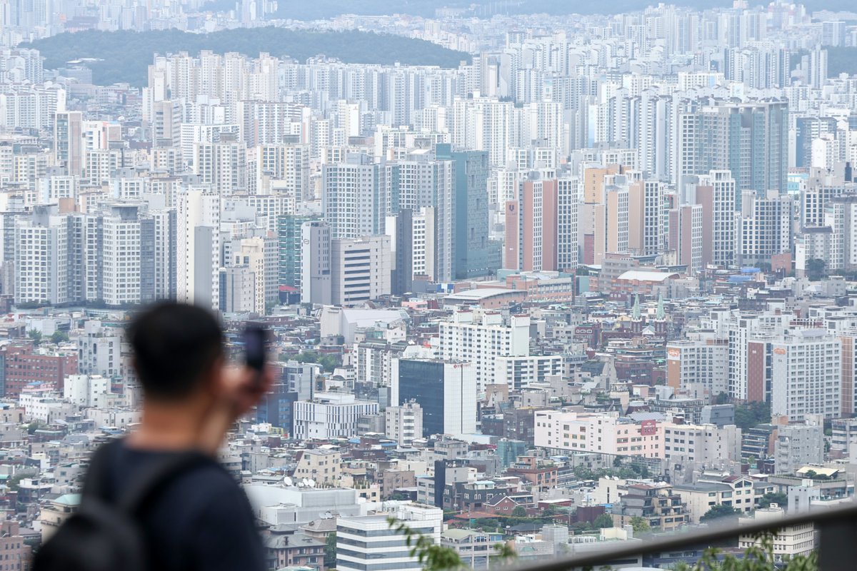 서울 중구 남산에서 바라본 시내 아파트 밀집 지역. 2024.8.21/뉴스1