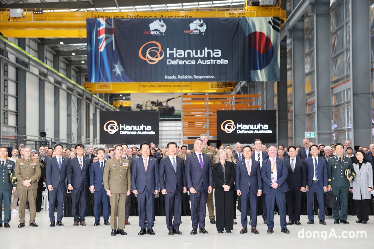 한화에어로스페이스 호주 공장 ‘H-ACE(Hanwha Armoured vehicle Centre of Excellence)’ 준공식 행사에서 손재일 한화에어로스페이스 대표이사(오른쪽에서 2번째)를 비롯해 석종건 방위사업청장(왼쪽에서 3번째), 리처드 말스(Richard Marles) 호주 국방장관(가운데),  사이먼 스튜어트(Simon Stuart) 호주 육군참모총장(왼쪽에서 첫 번째) 등 주요 관계자들이 기념촬영을 하고 있다.