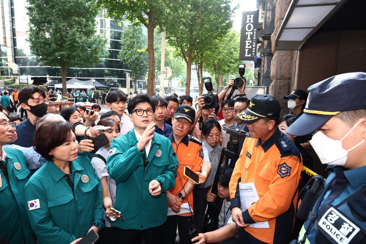 한동훈 국민의힘 대표가 23일 오후 경기 부천시 숙박시설 화재 현장에 도착해 현장을 둘러보며 현장 관계자에게 에어매트 관련 질문을 하고 있다. 2024.8.23/뉴스1