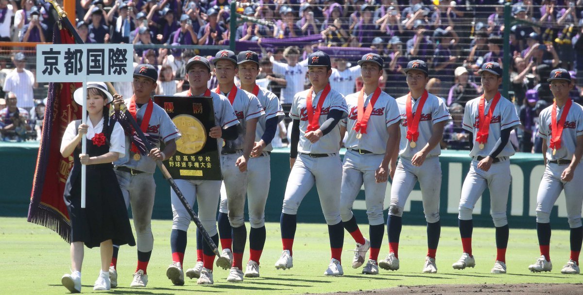 Students from Kyoto International High School, a Korean school in Japan, run around the field with their trophies and medals during the final match between Kyoto International High School and Kanto Daiichi High School in the National High School Baseball Championship (Summer Koshien) held at Hanshin Koshien Stadium in Nishinomiya, Hyogo Prefecture, Japan on the 23rd. In the game that day, Kyoto International High School won the championship by defeating Kanto Daiichi High School 2-1 after a 10-inning tiebreaker. 2024.8.23/News1 ⓒ News1