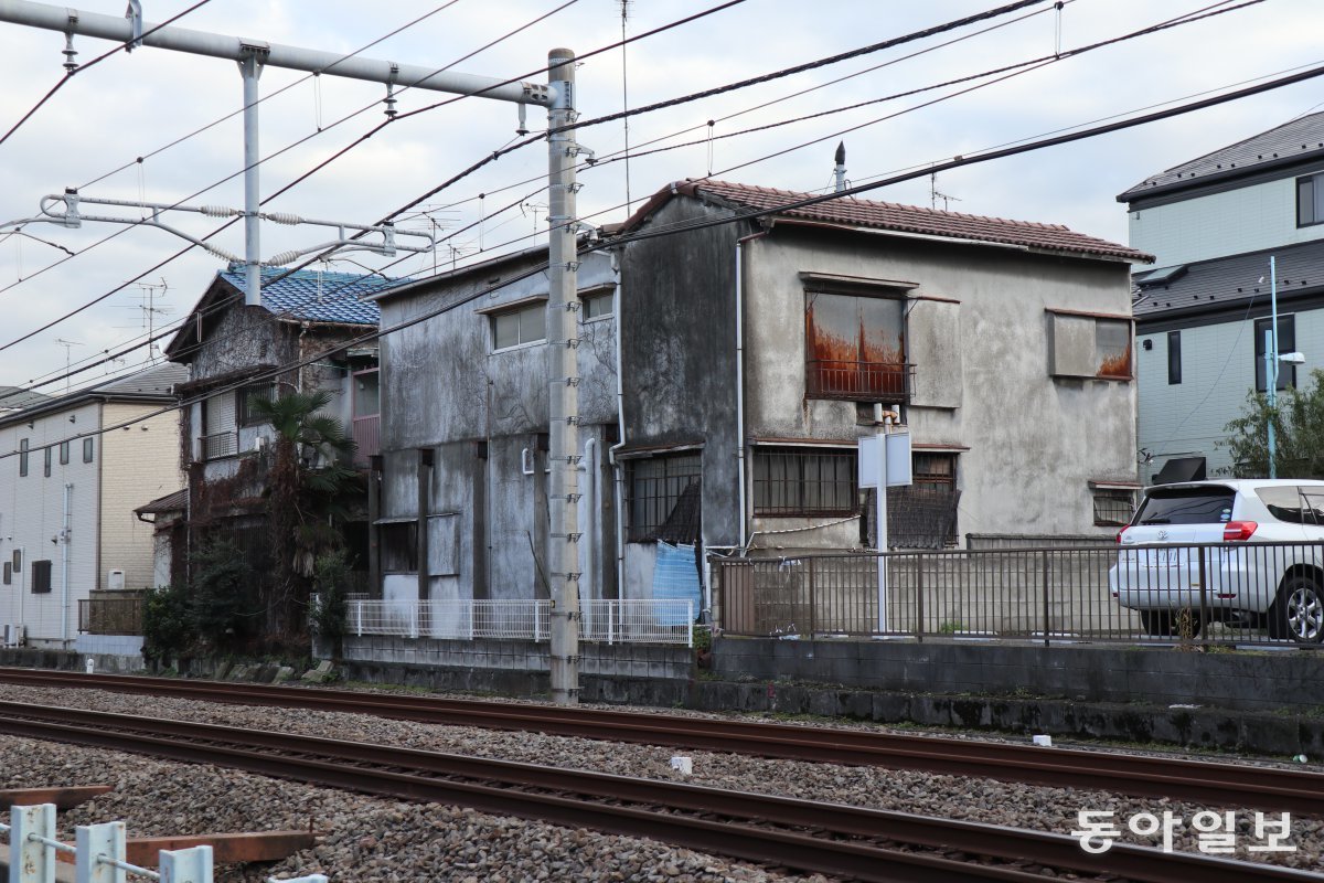 Empty houses in Toshima Ward, Tokyo. Although this area is part of Tokyo’s 23 wards, these old houses are visible everywhere. From the blackened exterior walls of the buildings to the rusted gates and bars, and the missing nameplates, the signs of untouched life are evident. Tokyo=Reporter Seo Young-ah sya@donga.com