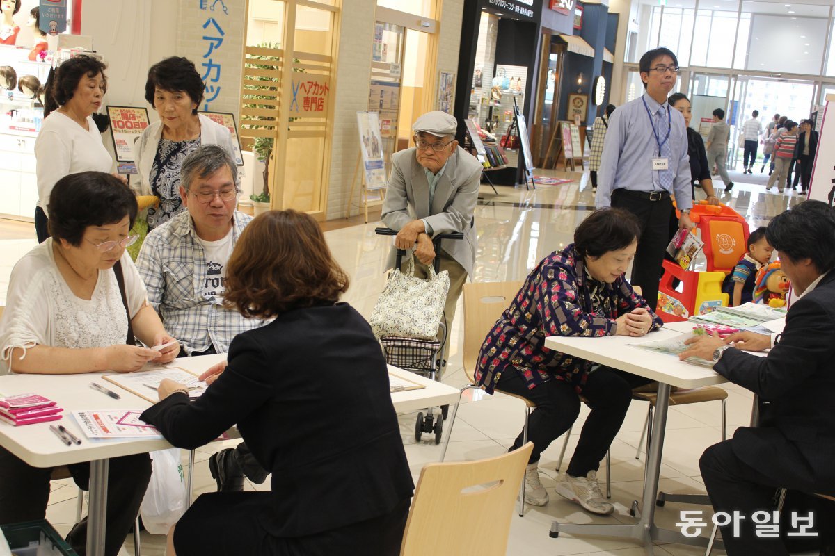 삶의 마무리를 준비하는 종활(슈카쓰) 페어에서 고령자들이 장례식이나 신탁 등 관심을 가진 분야에 대해 전문가 상담을 받고 있다. 지바=서영아 기자 sya@donga.com