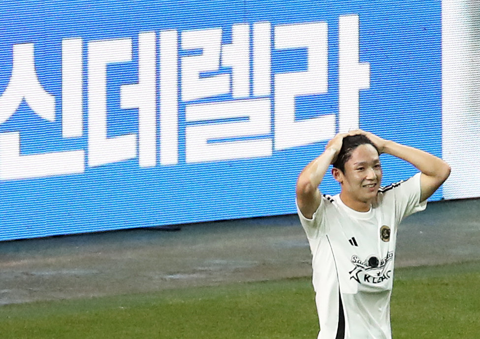 K-League super rookie Yang Min-hyeok (18, Gangwon FC) is smiling brightly during the first open training session of the Coupang Play Series held at Seoul World Cup Stadium in Mapo-gu, Seoul on the afternoon of the 30th. ⓒ News1