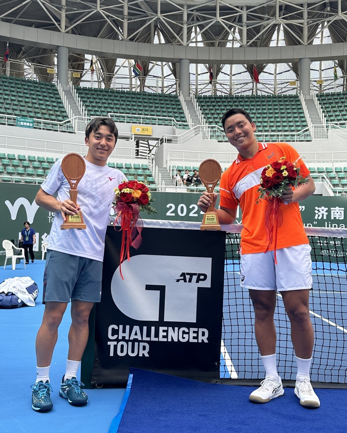 ATP 지난 챌린저 복식에서 우승한 정윤성(오른쪽)이 파트너 유타 시미즈와 시상식에서 촬영을 하고 있다.(라이언컴퍼니 제공)