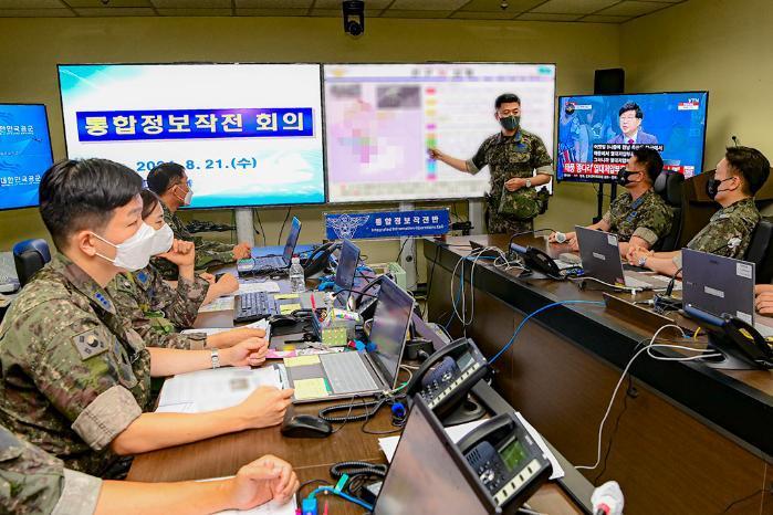 공군본부 통합정보작전과 임무요원들이 2024 UFS 연습 기간 통합정보작전 훈련을 하고 있다. (공군 제공)