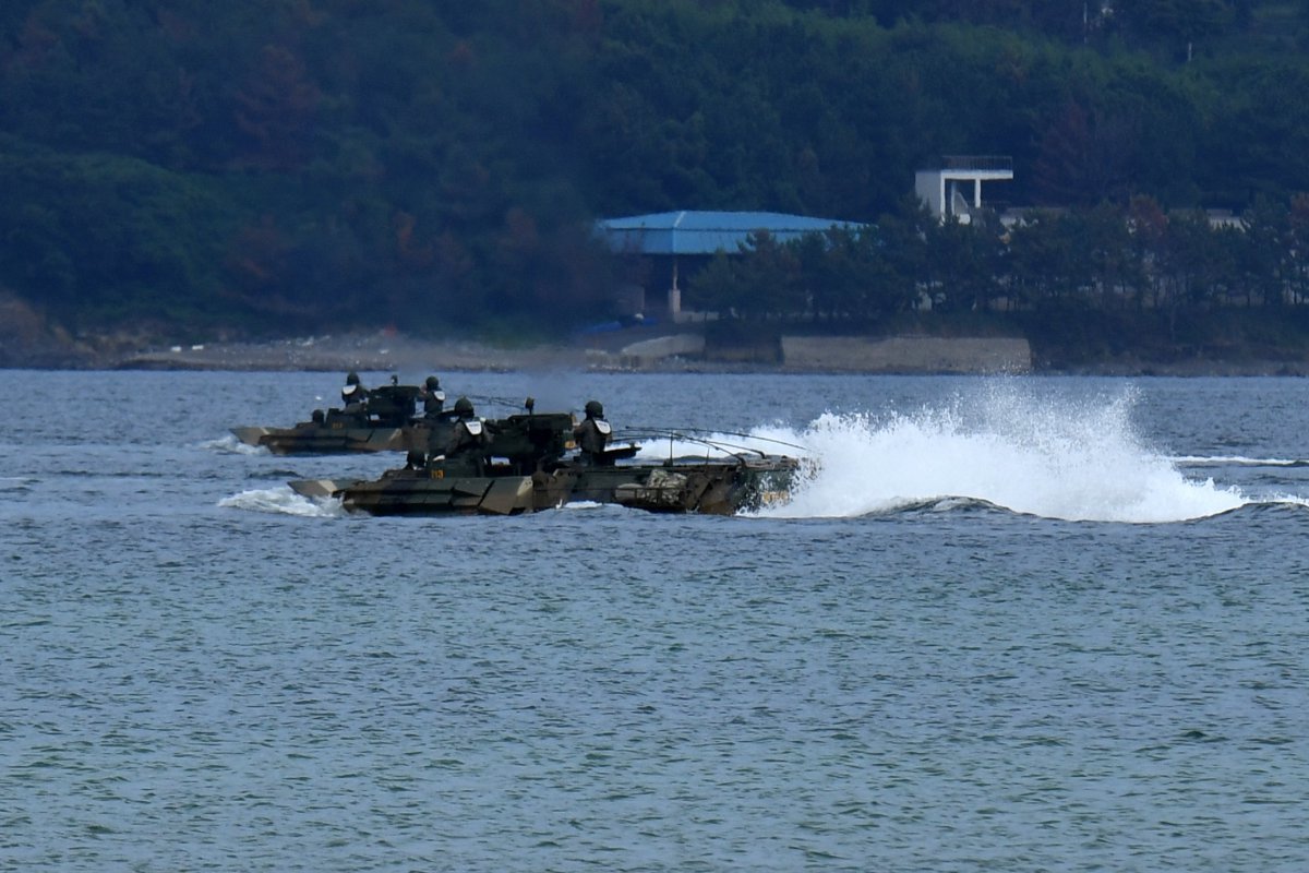 유사시 한반도 방어를 위한 한·미 연합훈련인 ‘을지 자유의 방패’(UFS·Ulchi Freedom Shield)가 시작된 가운데 해병대 1사단이 20일 오후 경북 포항시 남구 해안에서 KAAV(한국형상륙돌격장갑차) 상륙 훈련을 실시하고 있다. 해병대는 이번 훈련은 정례적으로 실시하는 훈련이라고 밝혔다.2024.8.20.뉴스1