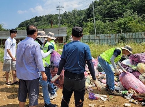 지난 23일 시민이 실수로 잃어버린 돈을 찾아주기 위해 김주완 주무관, 조석재 환경공무관, 클린시티 기간제 근로자들이 쓰레기 더미를 뒤지고 있다.(안동시 제공) 2024.8.25.뉴스1