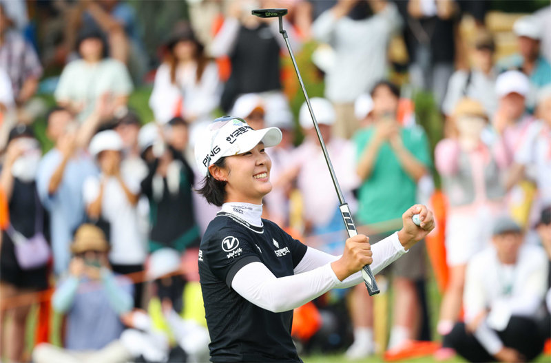 박지영이 25일 한국여자프로골프(KLPGA)투어 시즌 세 번째 메이저대회 한화클래식 정상을 차지하며 투어 통산 10승째를 거둔 뒤 기뻐하고 있다. KLPGA 제공