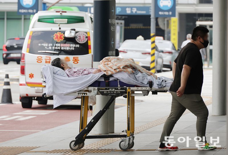 25일 오후 서울시내 한 대학병원 응급실로 고령의 환자가 이동식 침대에 실려 들어가고 있다. 최근 의료진 부족으로 전국 곳곳에서 
응급실 운영에 차질이 발생하자 요양병원에서 실려온 환자들이 응급 우선순위에서 밀려 수용되지 않고 있다. 요양병원 환자들은 건강 
상태가 갑작스럽게 악화할 수 있는 고위험군이다. 박형기 기자 oneshot@donga.com