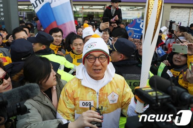 영화배우 성룡이 2018년 2월 9일 강원도 평창군 대관령면에서 성화봉송 주자로 참여한 소감을 밝히고 있다. 2018.2.9 뉴스1