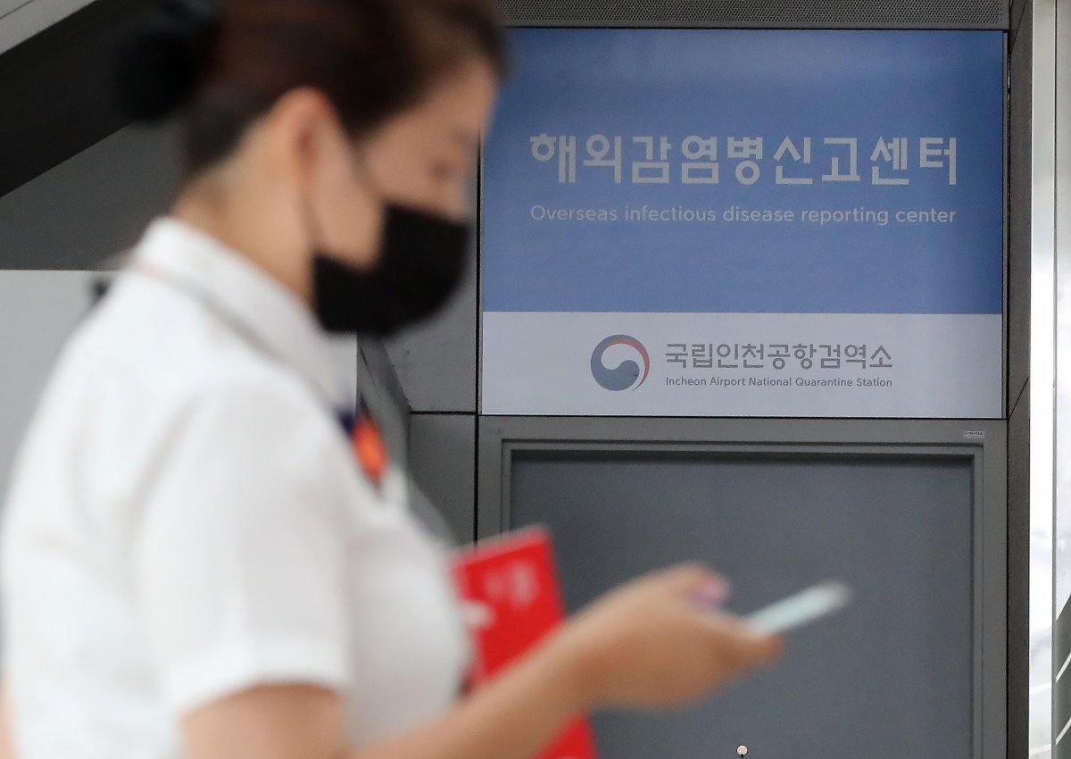 지난 18일 인천국제공항 해외감염병신고센터 앞으로 공항 관계자가 지나가고 있다. 엠폭스(MPOX·옛 명칭 원숭이 두창) 확산으로 세계보건기구(WHO)가 비상사태를 선언한 가운데 질병관리청이 국내 검역 등 대응 체계를 강화한다고 밝혔다. 2024.8.18/뉴스1