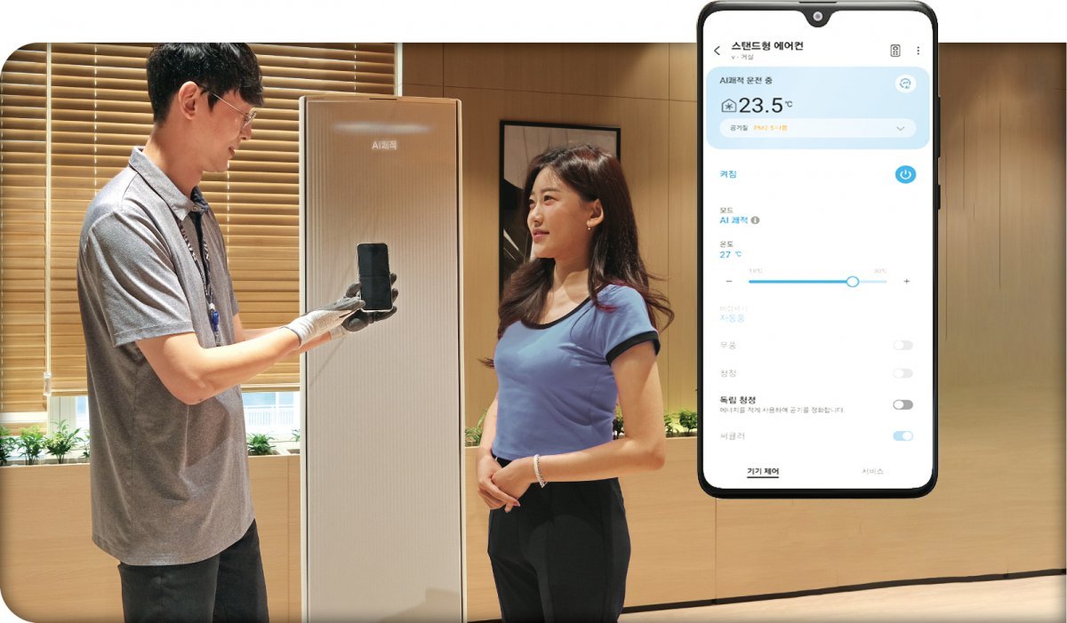 엔지니어가 스마트싱스를 활용한 에어컨 설정 방법을 사용자에게 설명하고 있다.