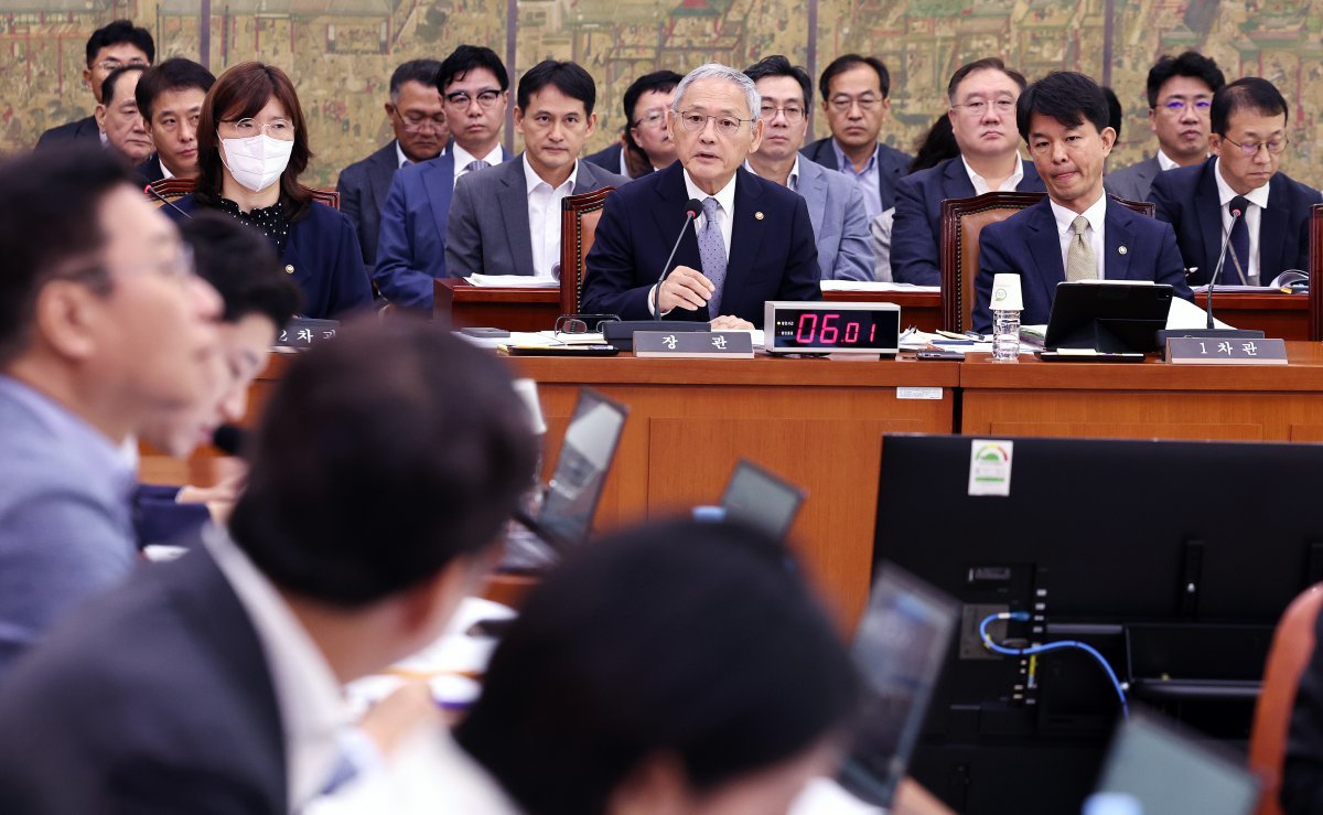 유인촌 문화체육관광부 장관이 26일 오전 서울 여의도 국회에서 열린 문화체육관광위원회 전체회의에 출석해 질의에 답변하고 있다. 왼쪽부터 장미란 2차관, 유인촌 장관, 용호성 1차관. 2024.8.26 뉴스1