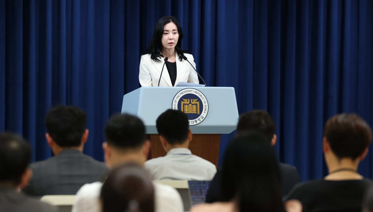 정혜전 대통령실 대변인이 26일 서울 용산 대통령실 청사 브리핑룸에서 대통령 주재 수석비서관회의 및 현안 관련 브리핑을 하고 있다. 2024.8.26/뉴스1