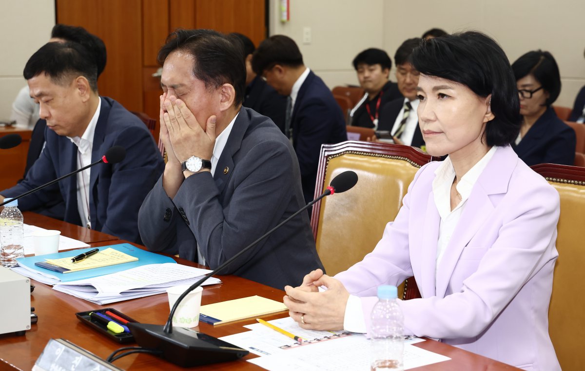 김태규 방송통신위원장 직무대행이 14일 오후 서울 여의도 국회 과학기술정보방송통신위원회 전체회의장에서 열린 방송장악 2차 청문회에서 의원 질의를 듣던 도중 얼굴을 매만지고 있다. 오른쪽은 이진숙 방송통신위원장. 2024.8.14 뉴스1