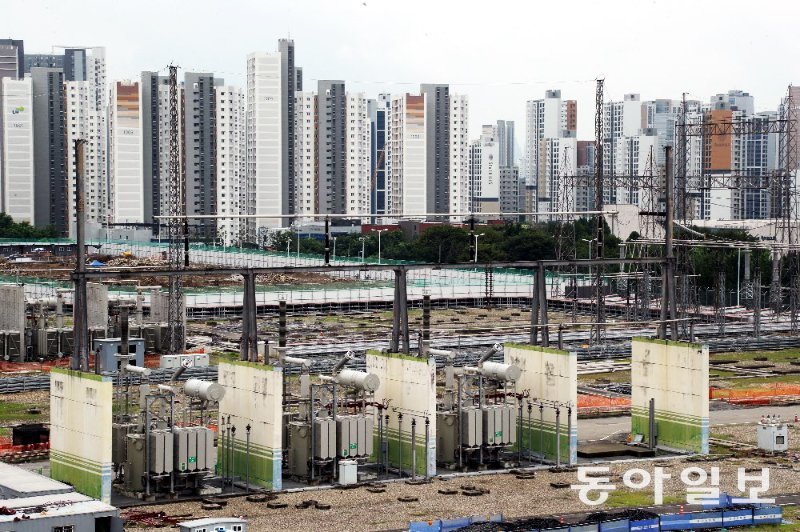 용량을 증설해 옥내로 옮길 계획을 세운 한국전력공사 동서울지사 변전 시설과 전력 송수신 철탑. 뒤로 경기 하남 감일지구 아파트들이 보이고 있다. 신원건 기자 laputa@donga.com